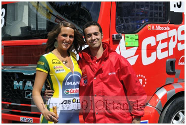 Gridgirl mit Mechaniker