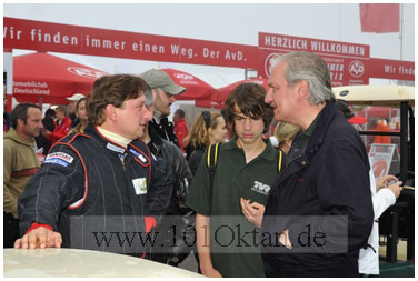 Johannes Mann unterhlt sich mit Rennfans