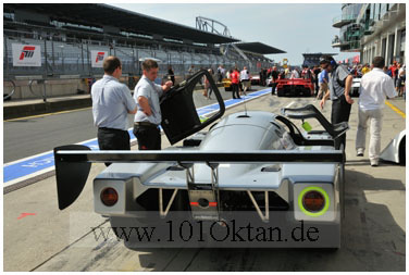 Sauber C9-88 mit Mechanikern in der Boxengasse