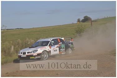 Ellen Lohr im Staub des vorausfahrenden Fahrzeuges